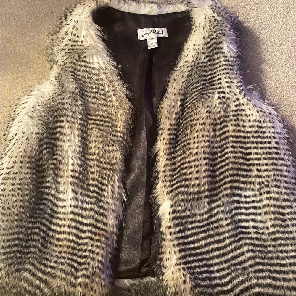 Joseph Ribkoff size 4 faux fur open vest - Picture 8 of 8